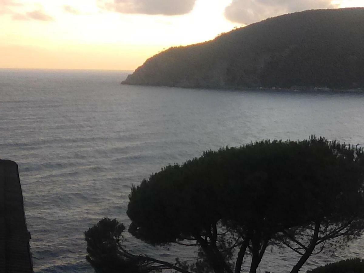 Un Gioiello Con Vista Mare Villa โมเนเลีย ภายนอก รูปภาพ